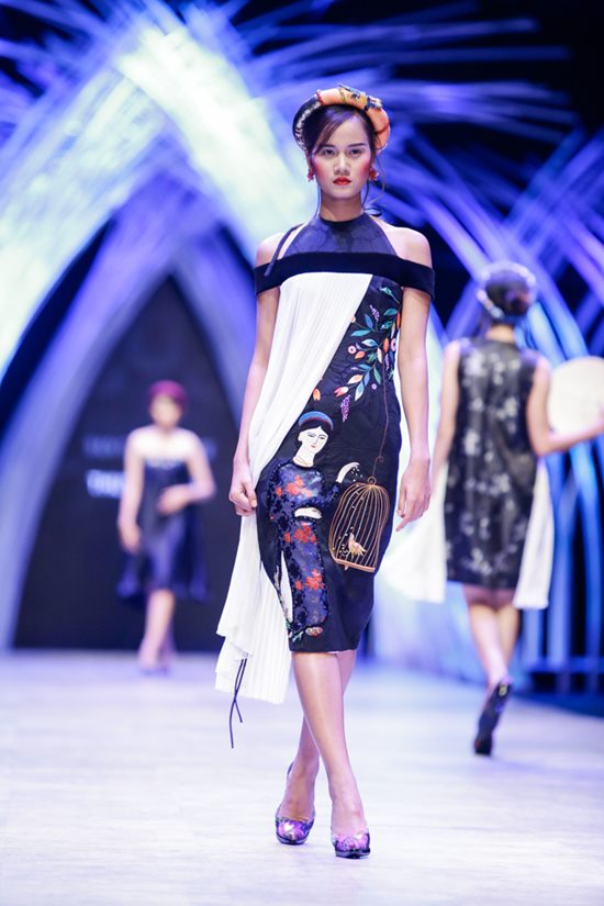 Quán quân Next Top Việt lộ ngực vẫn bình thản trên sàn diễn